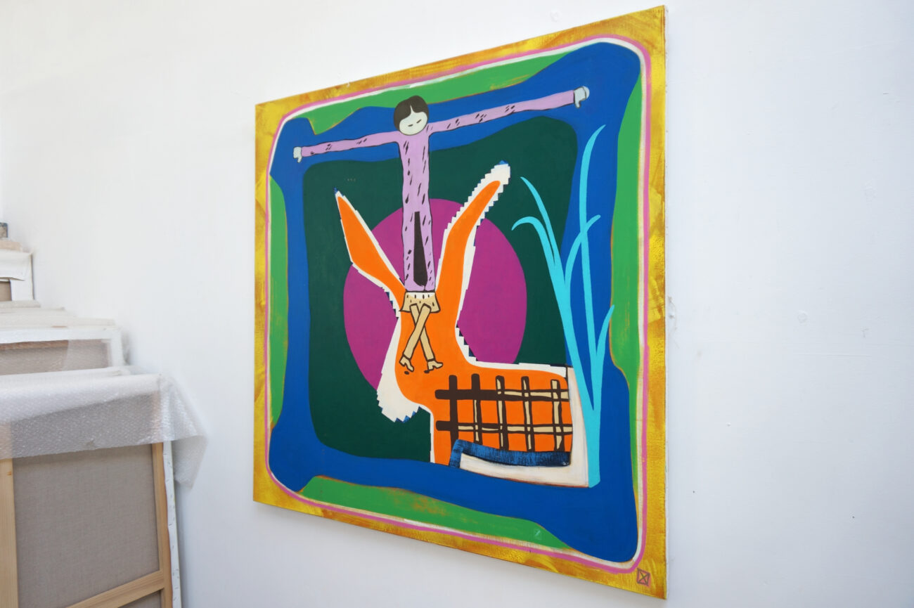 Une peinture carrée de Benoît Andro avec un personnage composé de plusieurs éléments hétéroclites se superposant à la silhouette d'un âne pixelisé.