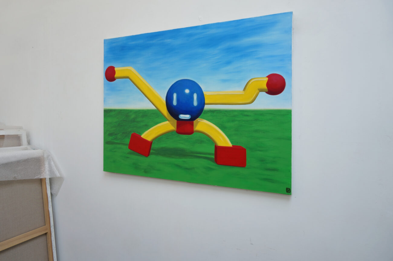 Peinture au mur de l'atelier de benoit andro un bonhomme géométrisé en 3D en couleurs primaires