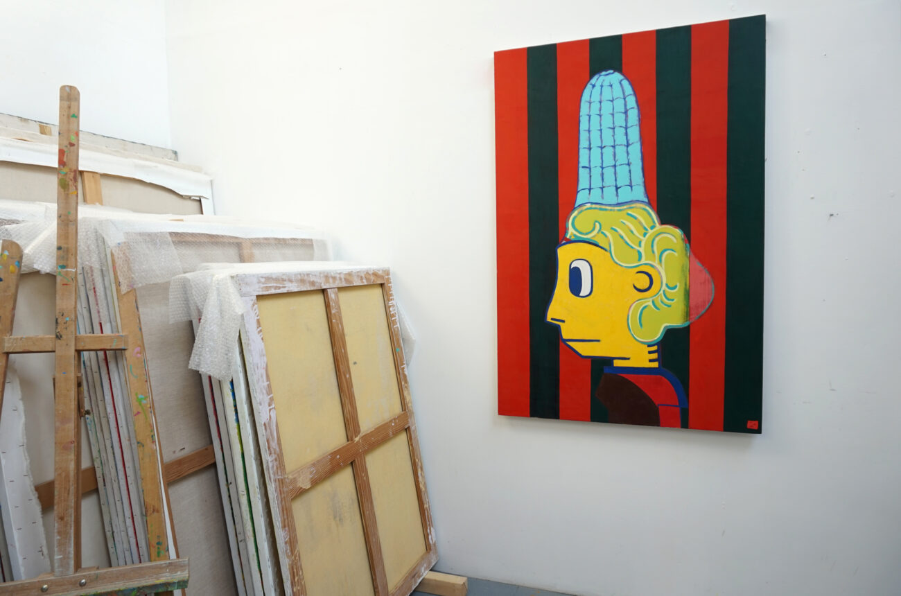 Peinture au mur de l'atelier de benoit andro où on peut voir un personnage portant une coiffe traditionnelle