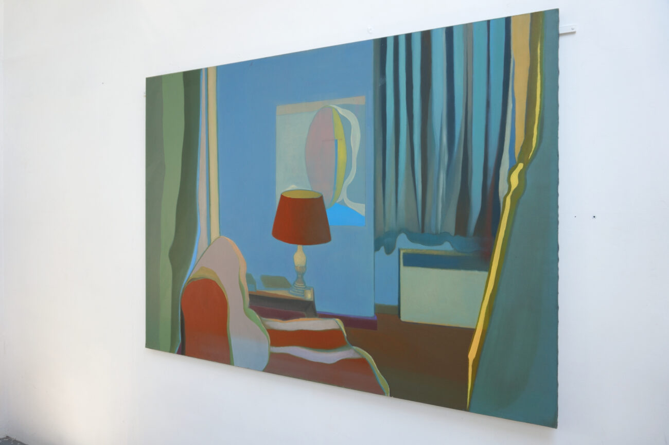 Ici on peut voir une peinture dans l'atelier de Benoît Andro qui représente un intérieur avec une lampe et un poster ainsi qu'un fauteuil. Le tout est traité en aplats.