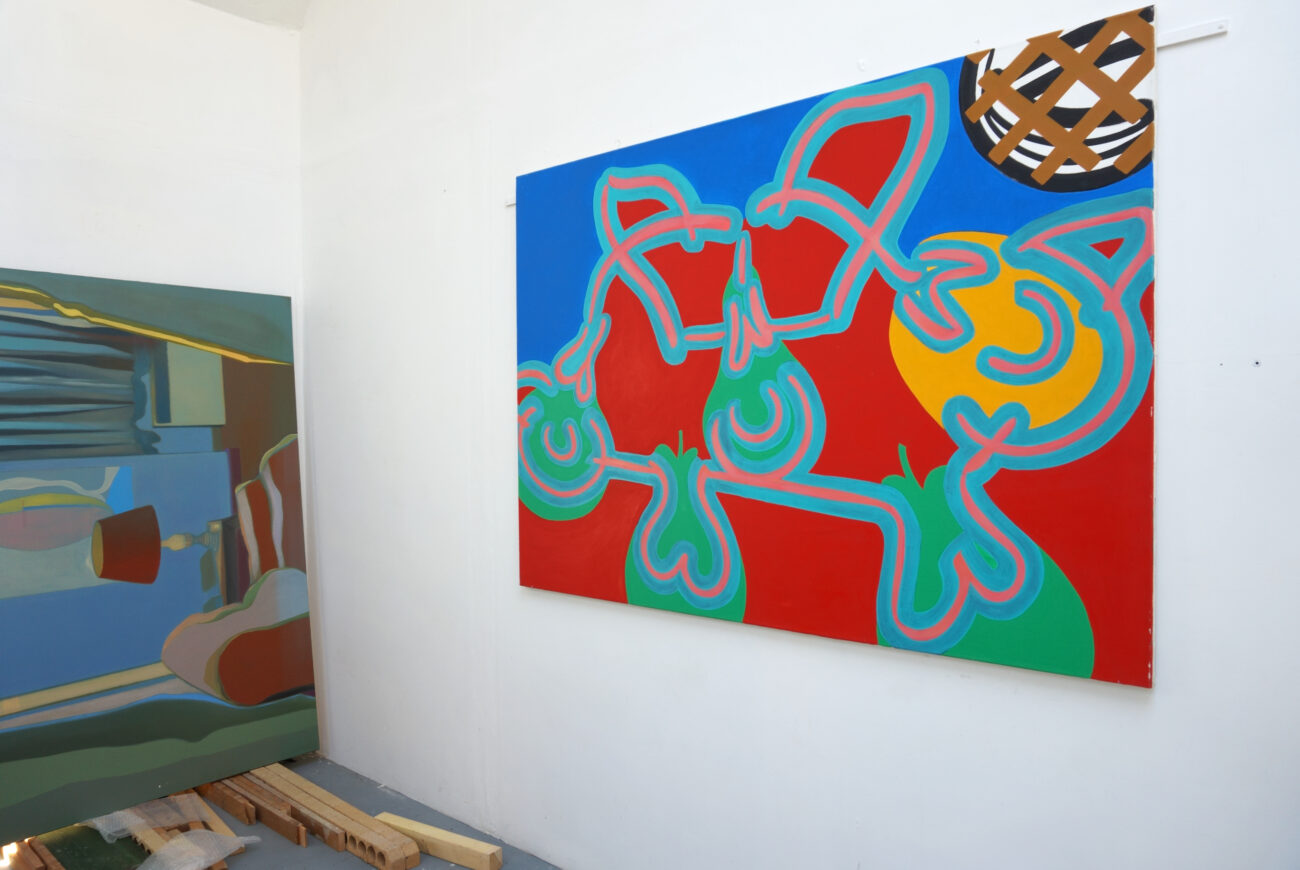 Peintures dans l'atelier de Benoît Andro qui représente motifs de fruits géométrisés traités en aplats colorés rouge bleu jaune