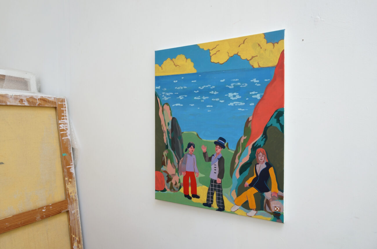 Peinture au mur de l'atelier de benoit andro un groupe de personnages fantaisistes devant la mer bleue