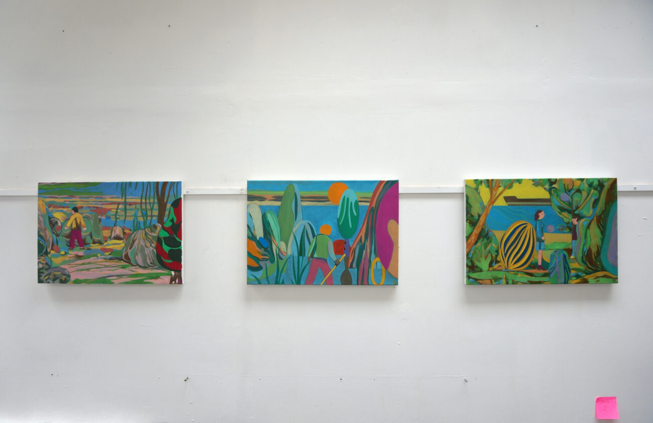 Trois peintures acrylique sur toile. Trois paysages de Benoit Andro avec personnages au bord de la mer. 2022.