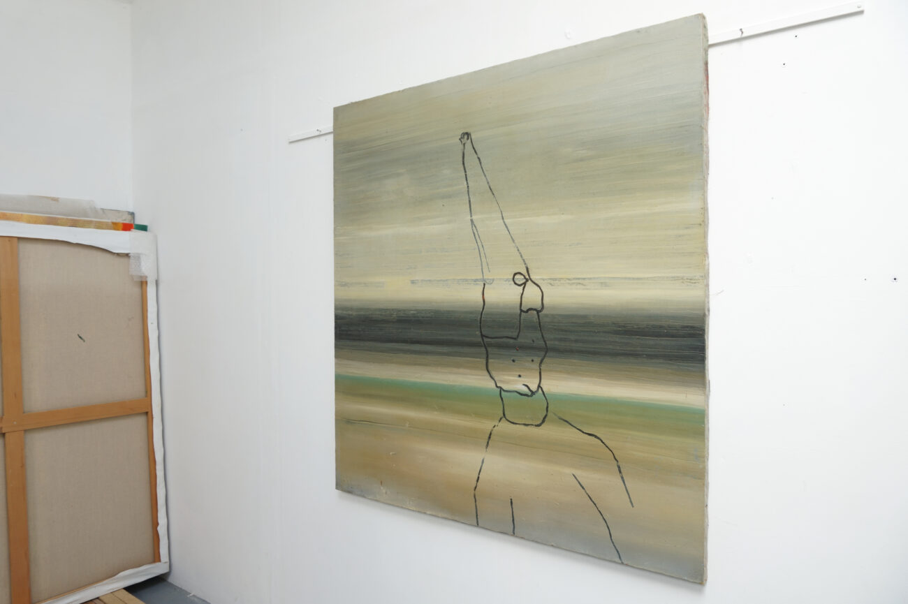 Peinture dans l'atelier de Benoît Andro qui représente un personnage grotesque (Ubu d'Alfred Jarry) décrit d'un simple trait de pinceau sur un fond de paysage évoquant la mer traitée au moyen de seules horizontales